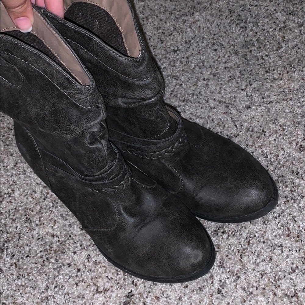 Cute boots dark grey with heel size 8!